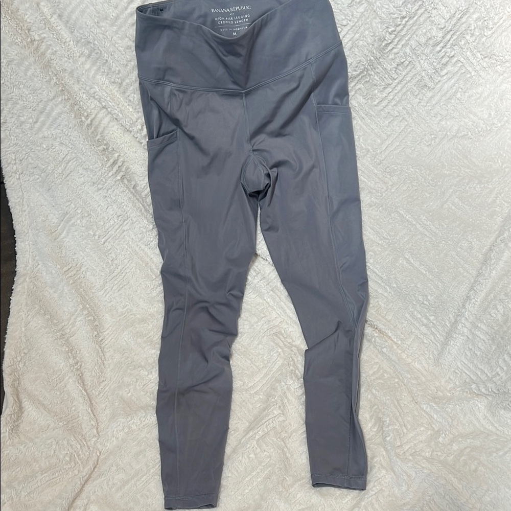🟢 Banana Republic high-rise cropped length gray leggings. Medium.